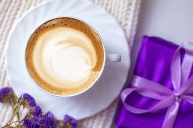 kapuçino masanın üzerine seramik bir fincan kahve bir fincan