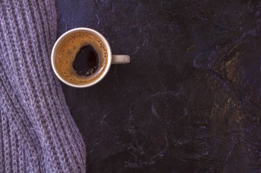 Siyah arka planda bir fincan sıcak çay.