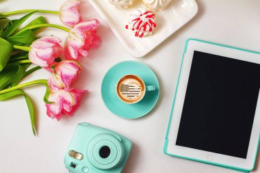 kapuçino masanın üzerine seramik bir fincan kahve bir fincan