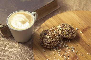 Ev yapımı kurabiye ve latte kahveli bir fincan.