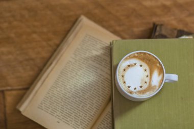 Yıldızlı sıcak kahve ve kapuçino latte sanatının en üst görüntüsü. 