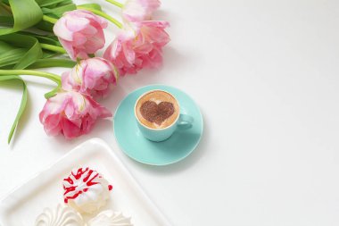  Sıcak kahve cappuccino ile latte romantik kalp sanatı. Pembe laleler