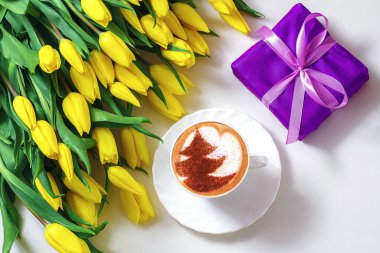 kapuçino masanın üzerine seramik bir fincan kahve bir fincan