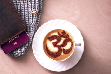 Seramik bardakta sıcak kahve kapuçino latte sanatının en üst görüntüsü.