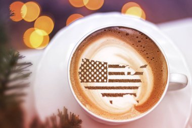 Amerika Birleşik Devletleri bayrağı kapuçino kahve fincanının üzerinde bölgesel sınırlar şeklinde.