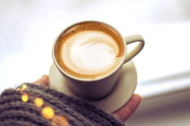 kapuçino masanın üzerine seramik bir fincan kahve bir fincan