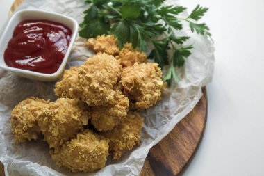 Soslu ve sebzeli kızarmış tavuk.