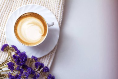 kapuçino masanın üzerine seramik bir fincan kahve bir fincan