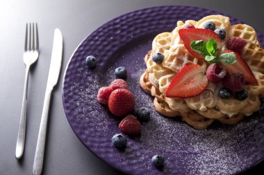 çilek ile lezzetli waffle 