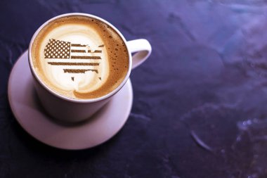 Amerika Birleşik Devletleri bayrağı kapuçino kahve fincanının üzerinde bölgesel sınırlar şeklinde.