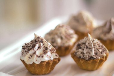 lezzetli vanilyalı kek krem peynir buzlanma, beyaz arka plan, seçici odak ile