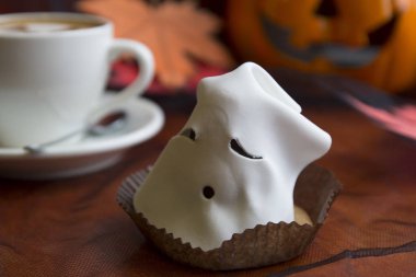 Cadılar Bayramı şekerci dükkanında şenlikli bir dekor 