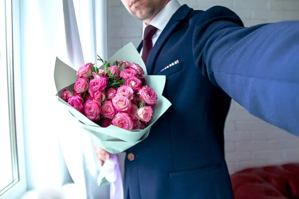 Homem Segurando Buquê Rosas — Fotografia de Stock