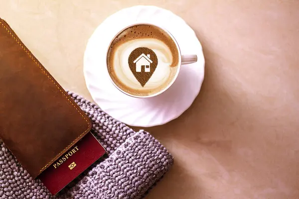 Filiżankę Kawy Cappuccino Zdjęciem Lokalizacji Domu Piance Mlecznej — Zdjęcie stockowe