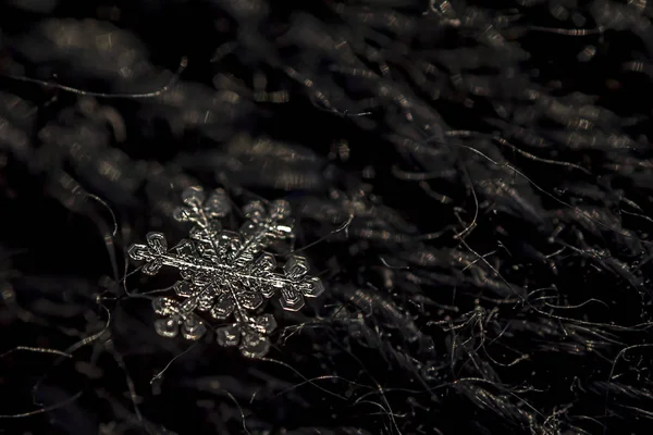 Schöne Eisige Schneeflocke Auf Dunklem Hintergrund — Stockfoto