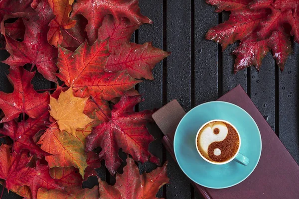 Herbstkomposition Tasse Kaffee Getrocknete Blätter Heller Hintergrund Herbst Elegantes Konzept — Stockfoto