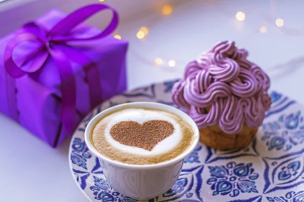 Cappuccino Szív Egy Fehér Csésze Egy Cupcake Tejszín — Stock Fotó