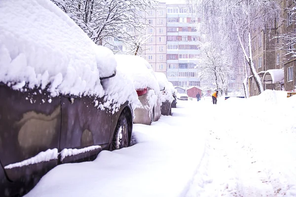 Χιονισμένα Αυτοκίνητα Χειμερινό Τοπίο — Φωτογραφία Αρχείου