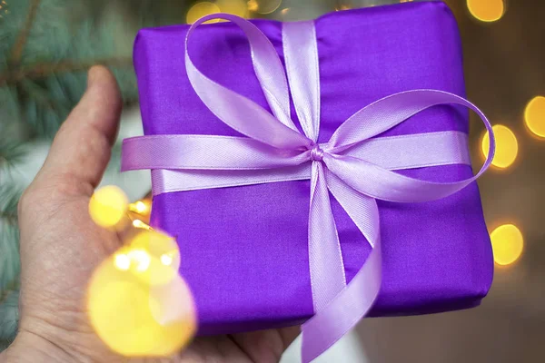 带彩带的紫色礼品盒 假日背景 — 图库照片