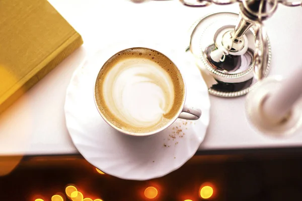 Egy Pohár Asztalon Egy Kerámia Csésze Kávéfőző Cappuccino — Stock Fotó