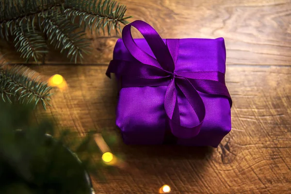 Фіолетова Подарункова Коробка Стрічкою Святковий Фон — стокове фото