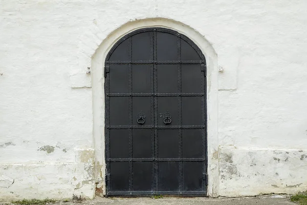 Παλιές Μαύρες Μεταλλικές Πόρτες Ένα Λευκό Ιστορικό Κτίριο — Φωτογραφία Αρχείου