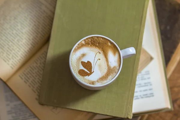 Draufsicht Auf Heißen Kaffee Mit Schmetterling Cappuccino Latte Art — Stockfoto