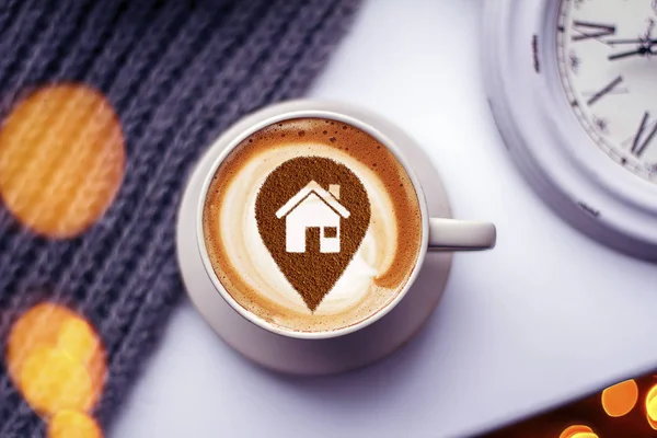 Una Taza Café Capuchino Una Taza Cerámica Sobre Mesa — Foto de Stock