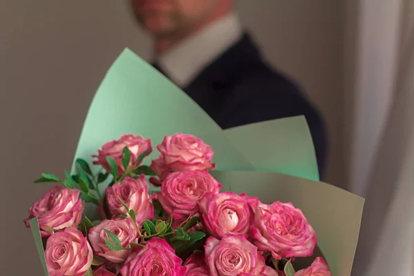 Businessman Holding Bouquet Roses — Stock Photo, Image