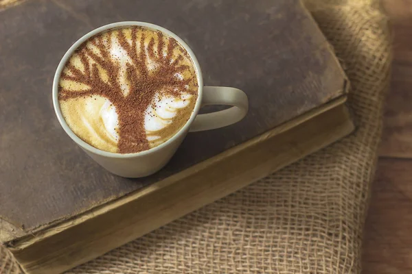 Heißer Cappuccino Kaffee Mit Baum Latte Kunst Auf Buch — Stockfoto