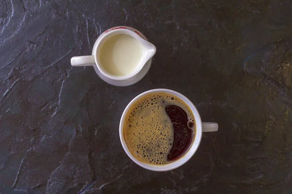 Tasse Mit Heißem Kaffee Und Milch — Stockfoto