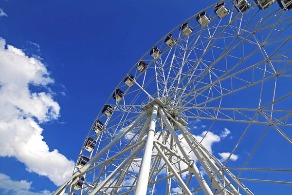 Grande Roue Dans Parc Sur Fond Bleu Ciel — Photo