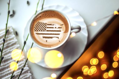 Amerika Birleşik Devletleri bayrağı kapuçino kahve fincanının üzerinde bölgesel sınırlar şeklinde.