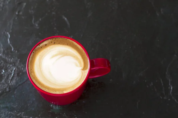 Una Taza Café Capuchino Una Taza Cerámica Sobre Mesa —  Fotos de Stock