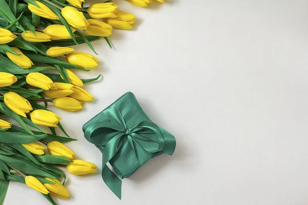 Ramo Tulipanes Amarillos Caja Regalo Envuelta Verde Fondo Festivo —  Fotos de Stock