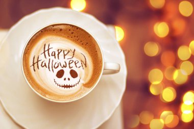 Yazılı bir fincan kahve Mutlu cadılar bayramı