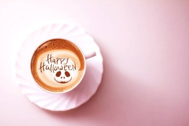 Yazılı bir fincan kahve Mutlu cadılar bayramı