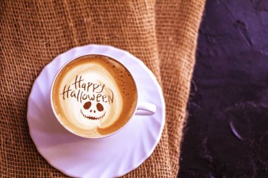 Yazılı bir fincan kahve Mutlu cadılar bayramı