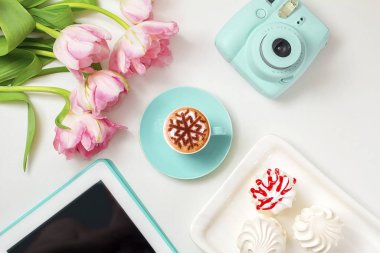 Noel tatili boyunca tarçınlı süt köpüğünden kar taneleri desenli kapuçino.