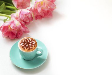 Noel tatili boyunca tarçınlı süt köpüğünden kar taneleri desenli kapuçino.