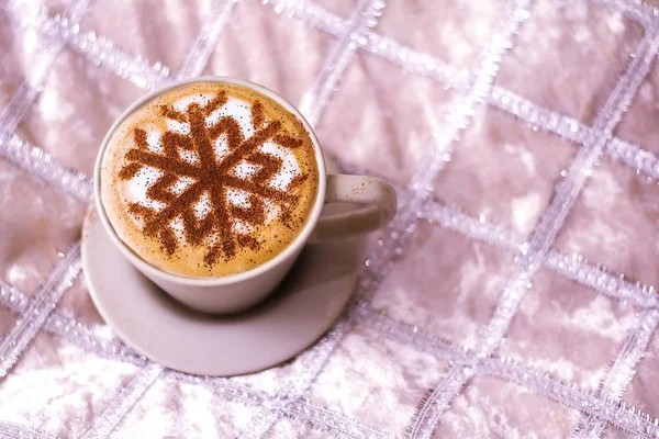 Cappuccino Wzorem Płatków Śniegu Cynamonu Piance Mlecznej Podczas Świąt Bożego — Zdjęcie stockowe