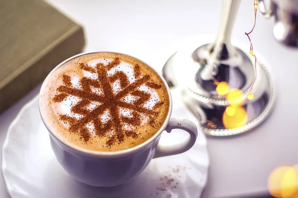 Cappuccino Avec Motif Flocons Neige Cannelle Sur Mousse Lait Pendant — Photo