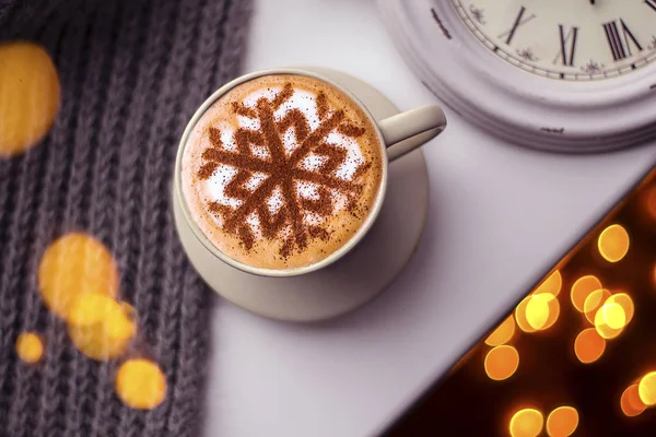 Cappuccino Avec Motif Flocons Neige Cannelle Sur Mousse Lait Pendant — Photo