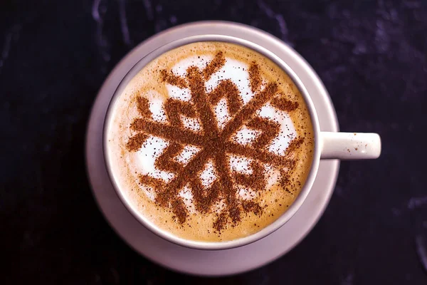 Cappuccino Avec Motif Flocons Neige Cannelle Sur Mousse Lait Pendant — Photo
