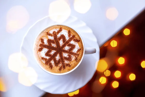 Capuchino Con Patrón Los Copos Nieve Canela Sobre Espuma Leche — Foto de Stock