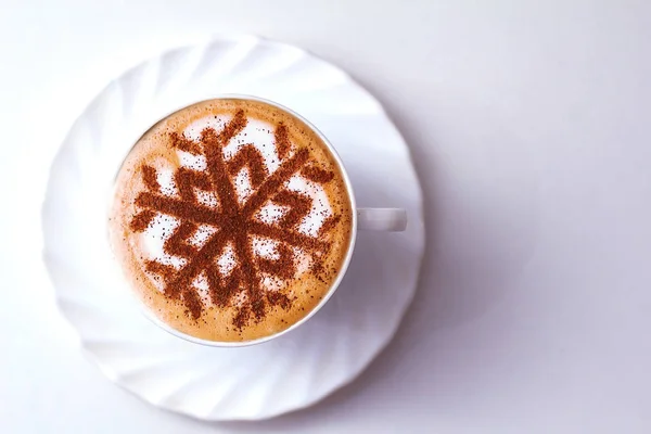 Capuchino Con Patrón Los Copos Nieve Canela Sobre Espuma Leche — Foto de Stock