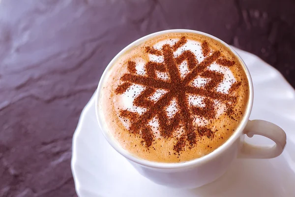 Cappuccino Avec Motif Flocons Neige Cannelle Sur Mousse Lait Pendant — Photo