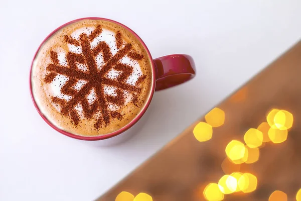 Cappuccino Com Padrão Flocos Neve Canela Espuma Leite Durante Férias — Fotografia de Stock