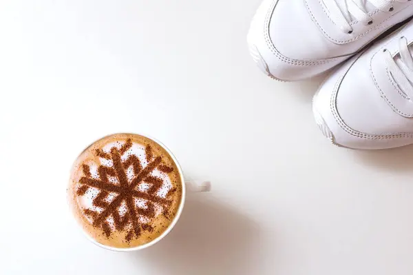 Капучино Рисунком Снежинок Корицы Молочной Пены Время Рождественских Праздников — стоковое фото