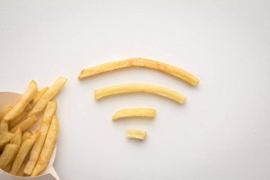 Beyaz arka planda patates kızartması, düz yatak, bedava kablosuz internet sembolü.